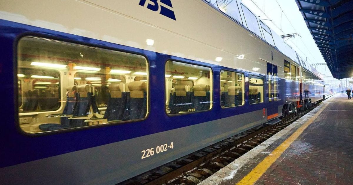 Во Львовской области автомобиль застрял на колеи: в него врезался поезд
