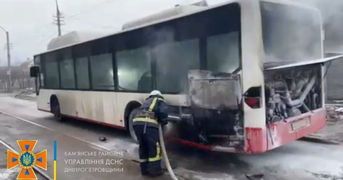Вогонь у моторному відсіку: у Дніпропетровській області на ходу спалахнув рейсовий автобус