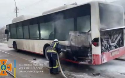 Огонь в моторном отсеке: в Днепропетровской области на ходу загорелся рейсовый автобус