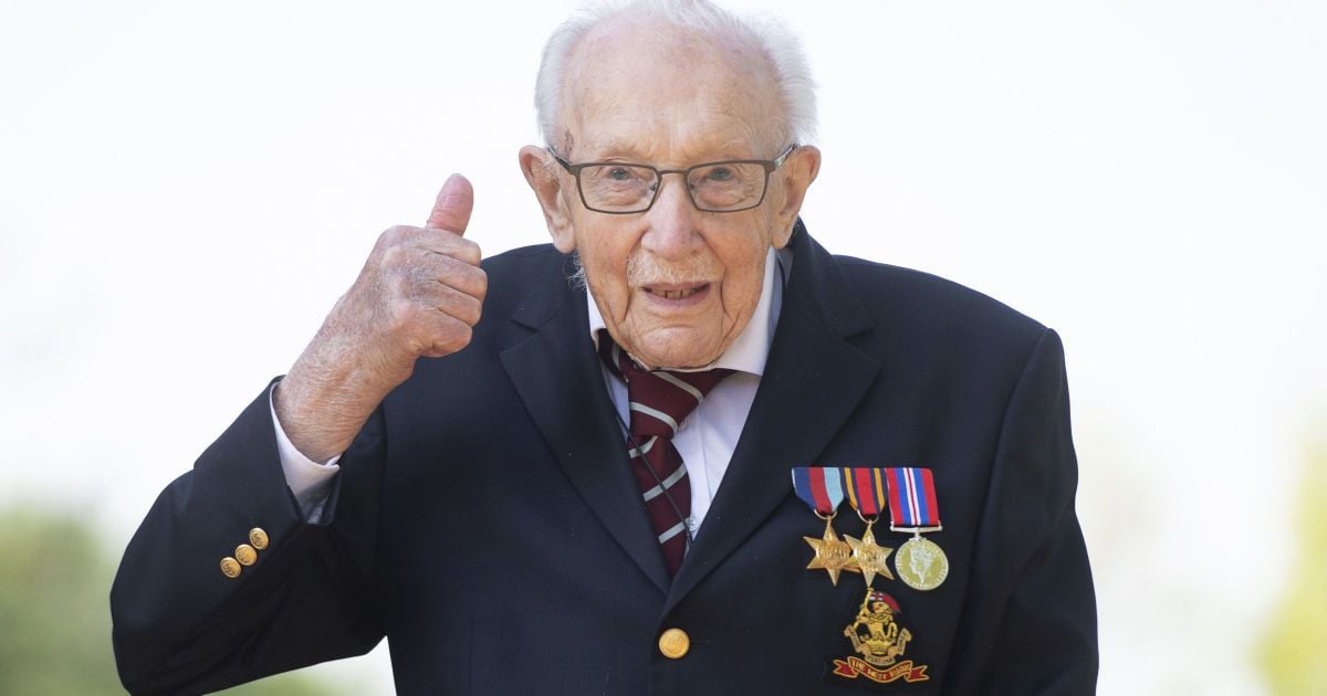От коронавируса умер 100-летний британец, который собрал 30 млн фунтов для врачей во время пандемии