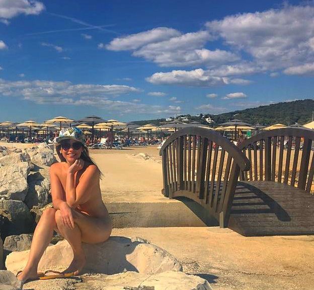 Қойшы өз отарындағы қойларын сипайды. Порно көру.