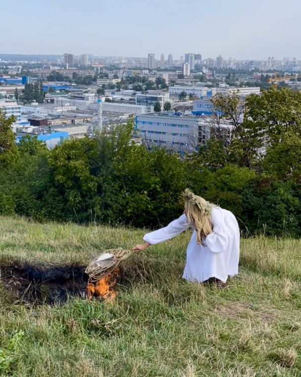 Оля Полякова сожгла российский кокошник / © пресс-служба канала "1+1"