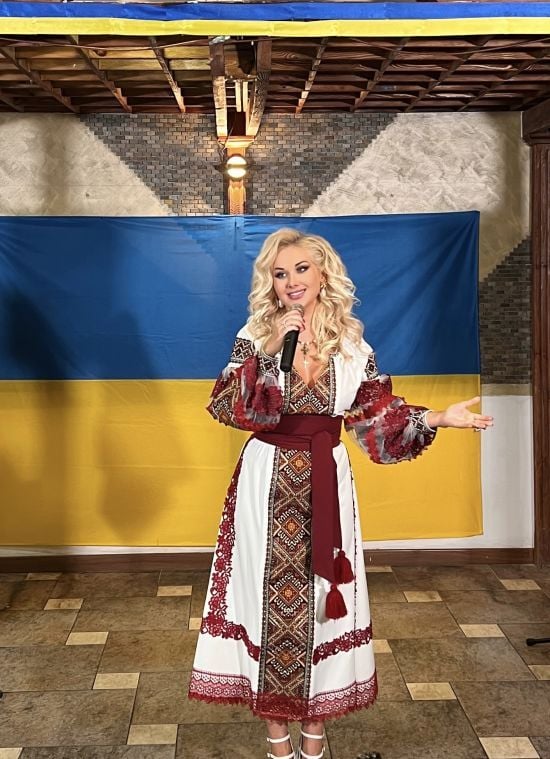 У сукні з вишивкою і пікантним декольте: Катерина Бужинська у ...