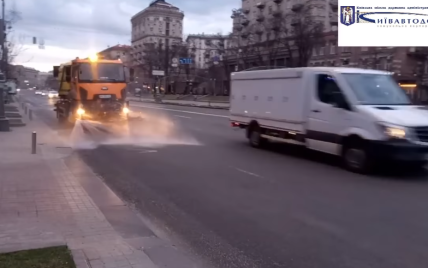Генеральная уборка: в Киеве дороги круглосуточно моют специальными шампунями