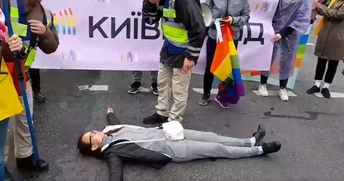 У Києві на Марші рівності перед колоною лягла жінка та заявила, що вона проти акції: відео