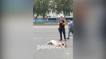 В Днепре голый мужчина "загорал" на тротуаре
