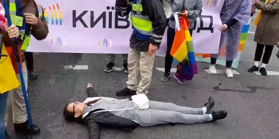 В Киеве на Марше равенства перед колонной легла женщина и заявила, что она против акции: видео