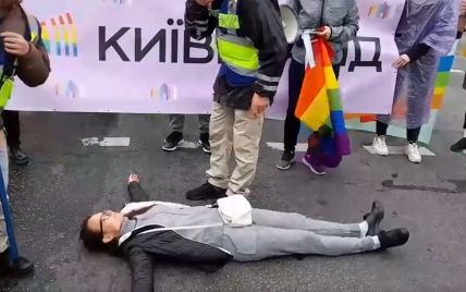 У Києві на Марші рівності перед колоною лягла жінка та заявила, що вона проти акції: відео