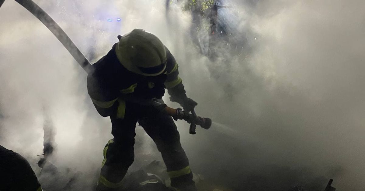 У Києві на Оболоні згорів дерев'яний будинок
