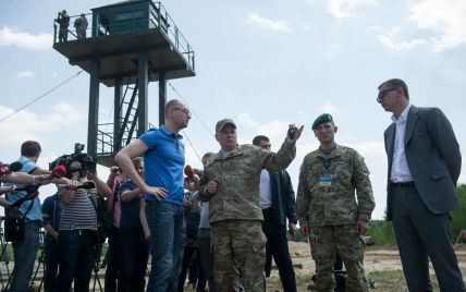 Украина построит "стену" на границе с Россией через три года – Яценюк