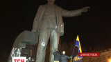 У Дніпропетровську намагаються повалити пам'ятник Петровському