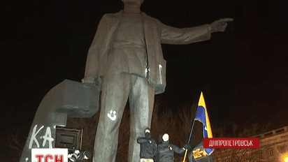 В Днепропетровске пытаются свергнуть памятник Петровскому
