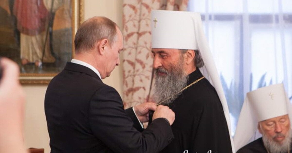 Онуфрій отримує нагороду з рук Путіна. Архівне фото