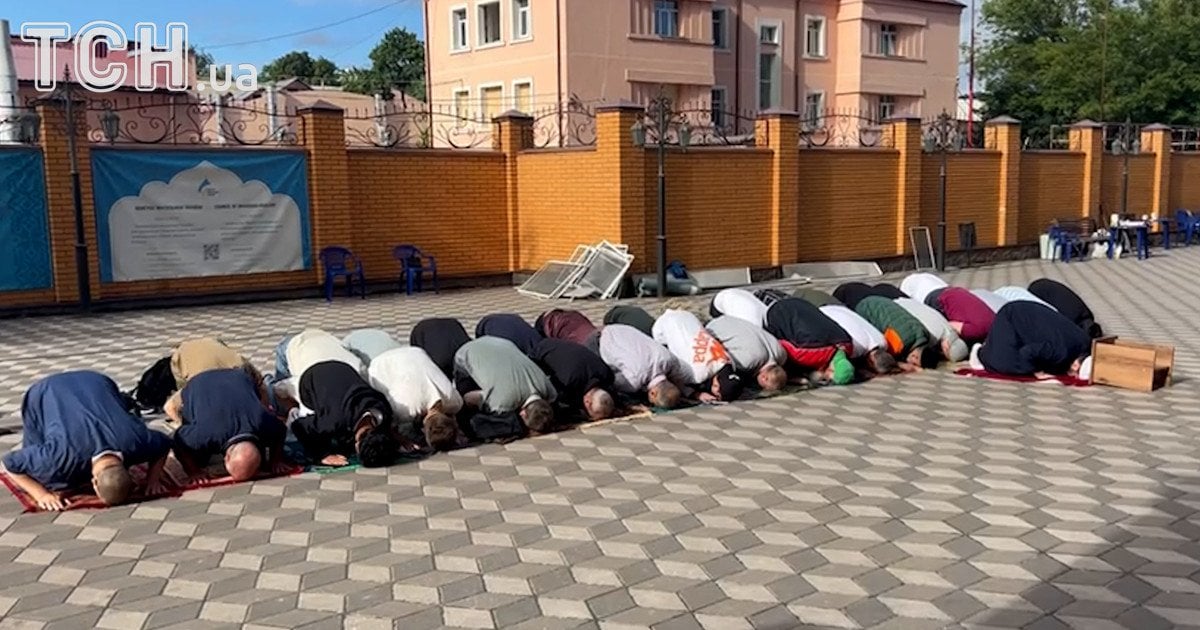 Мусульмане вынуждены молиться на улице, потому что их мечеть повреждена