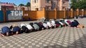 Мусульмани змушені молитися на вулиці, бо їхня мечеть пошкоджена