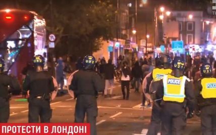 На окраинах Лондона произошли массовые беспорядки из-за гибели чернокожего парня