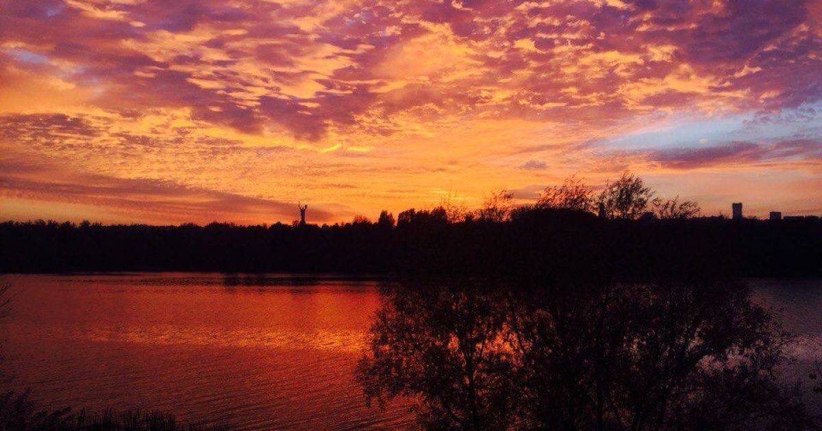Вечером 1 ноября киевляне наблюдали невероятной красоты закат. Фотографии багрового неба заполонили соцсети. / © Клуб коренного киевлянина