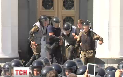 Кровавые столкновения возле Рады 31 августа: кого обвиняют и куда ведут нити теракта