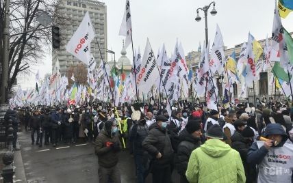В Киеве на майдане Независимости начались столкновения предпринимателей с полицией: видео