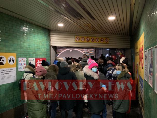 После зажжения елки в метро произошел коллапс / © PavlovskyNEWS