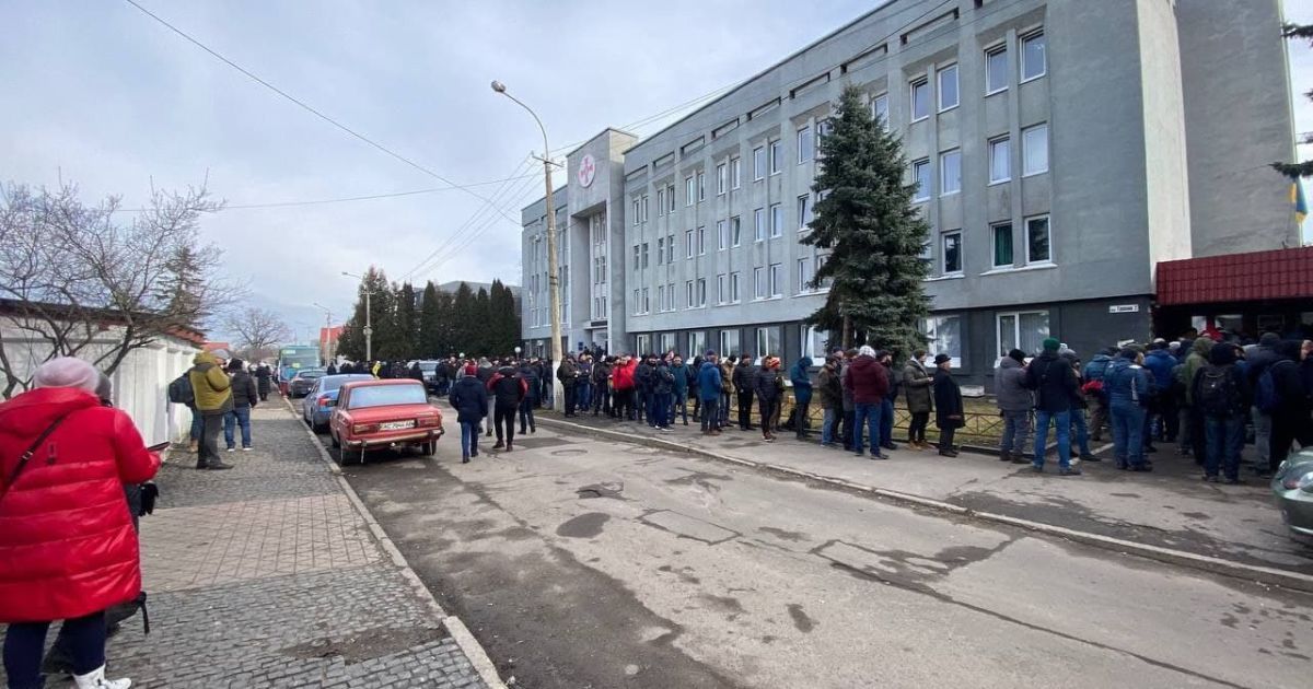 Всі на боротьбу з окупантами: у Рівному черги з охочих вступити до лав Тероборони (фото)