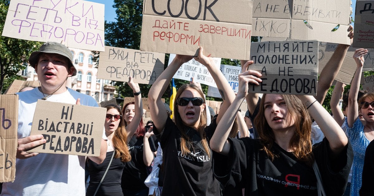 Протести в Києві: Зеленському дали час до 24 липня вирішити долю Сирського і Федорова