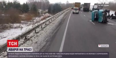 ДТП на трассе "Киев-Чоп": 50-летний водитель микробуса не справился с управлением и врезался в отбойник