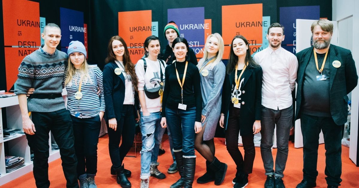 Український стенд &ndash; студенти інституту Карпенка-Карого та знімальна група фільму &laquo;Школа №3&raquo;