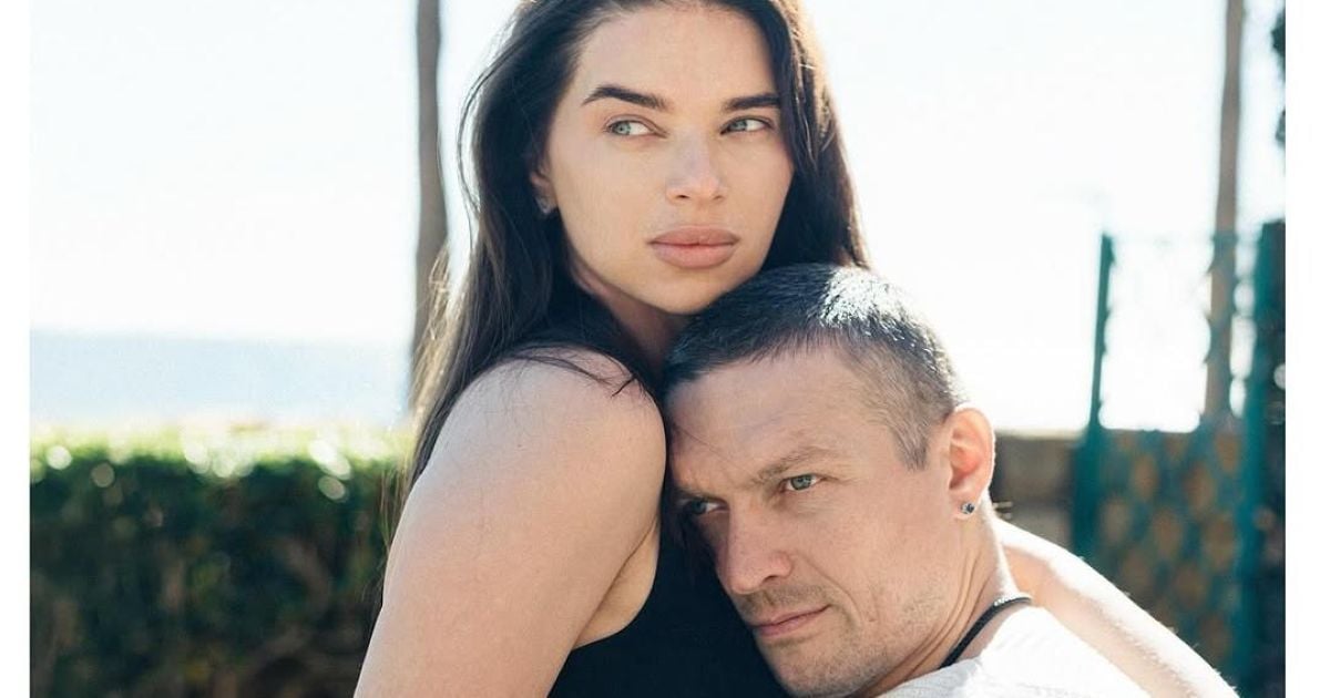 Олександр Усик з дружиною