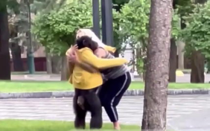 У Харкові мавпа втекла із зоопарку: її вмовляють повернутися додому (відео)