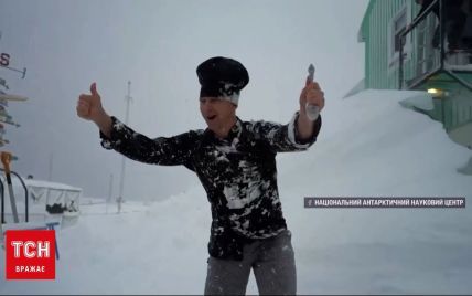 Кучугури снігу на українській станції "Академік Вернадський" в Антарктиці: полярники виходять на вулицю через балкон