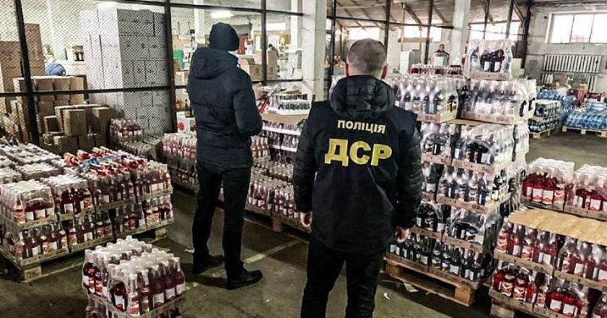 У Рівному виявили склади із майже 25 тисячами пляшок фальсифікованого алкоголю