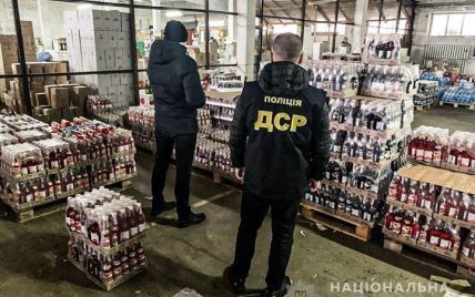 У Рівному виявили склади із майже 25 тисячами пляшок фальсифікованого алкоголю