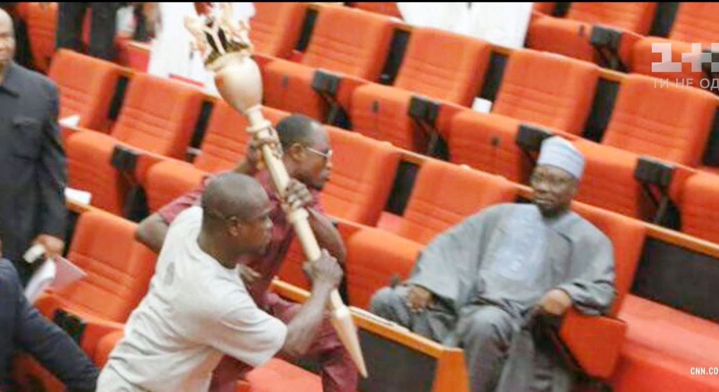 В парламент Нигерии во время заседания ворвались трое вооруженных мужчин