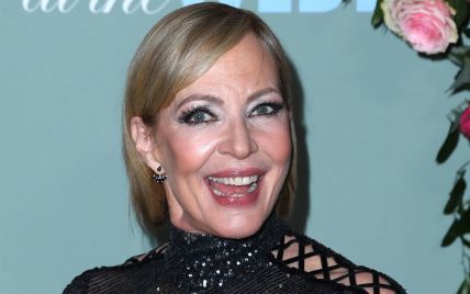 Без бюстгальтера: 62-річна американська акторка блиснула приплюснутими грудьми на прем'єрі комедії