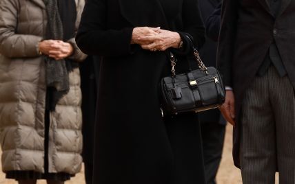 В элегантном черном: королева София приехала во Францию