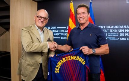 Шварцнеггер приехал в музей "Барселоны" и получил клубную футболку