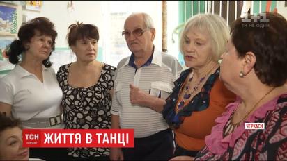 У Черкасах 77-річний дідусь відкрив школу танців та професійно навчає пенсіонерів