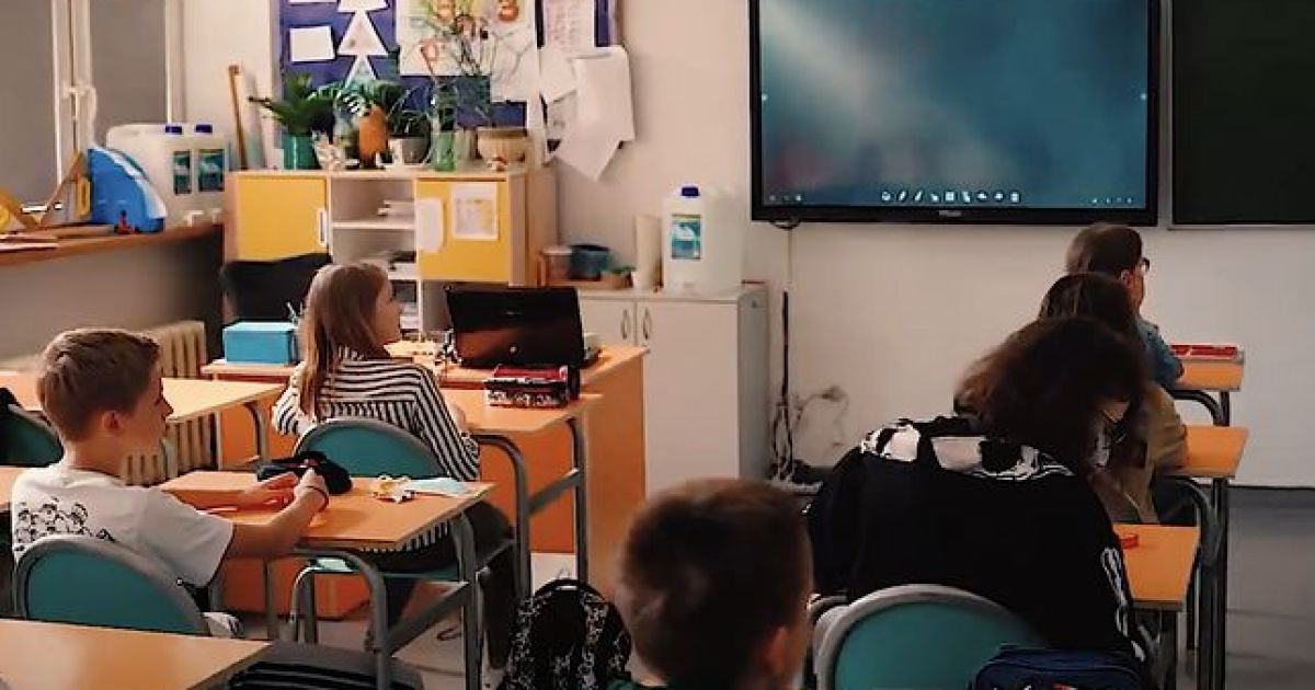В Польше 10-летняя девочка пришла в школу пьяной: в ее рюкзаке нашли алкоголь