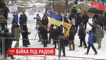 Під ВР між поліцейськими та мітингувальниками сталася сутичка