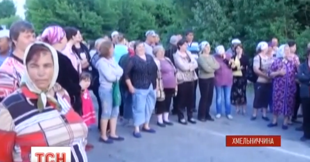 Селяни пікетують проти закриття школи