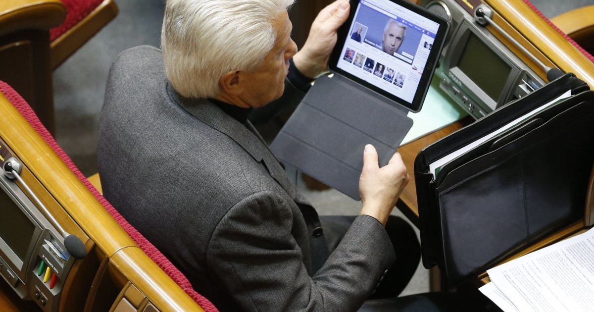Народный депутат Владимир Литвин во время заседания Верховной Рады Украины сидит в Facebook. / © УНИАН