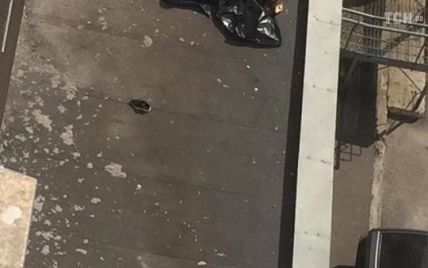 В Киеве из окна многоэтажки выпала и разбилась насмерть девушка