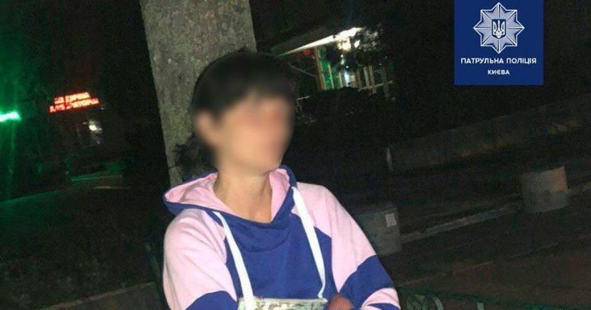 Решила обновить гардероб: в Киеве женщина разбила ночью витрину магазина одежды и вынесла кучу вещей