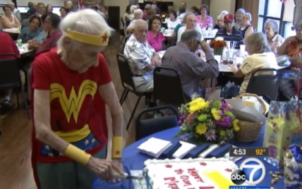 103-летняя бабушка в костюме Чудо-Женщины покорила юзеров своей энергичностью