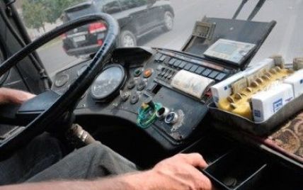 В Запорожье маршрутчик разбил телефон и выбросил вещи пассажирки, которая попросила выключить шансон