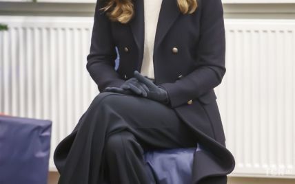 В елегантному вбранні і з новою підвіскою: герцогиня Кембриджська поспілкувалася з медпрацівниками