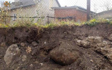 В Тернопольской области случайно раскопали 250-килограммовую авиационную бомбу: фото