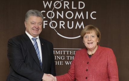 Порошенко обсудил с Меркель в Давосе обострение ситуации в Черном море