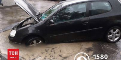 Провалля на дорозі: у Львові під асфальтом опинився автомобіль